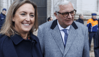 Een brede glimlach en een veelzeggend mantelpakje: eerste publieke optreden prinses Claire en prins Laurent sinds erkenning Clément