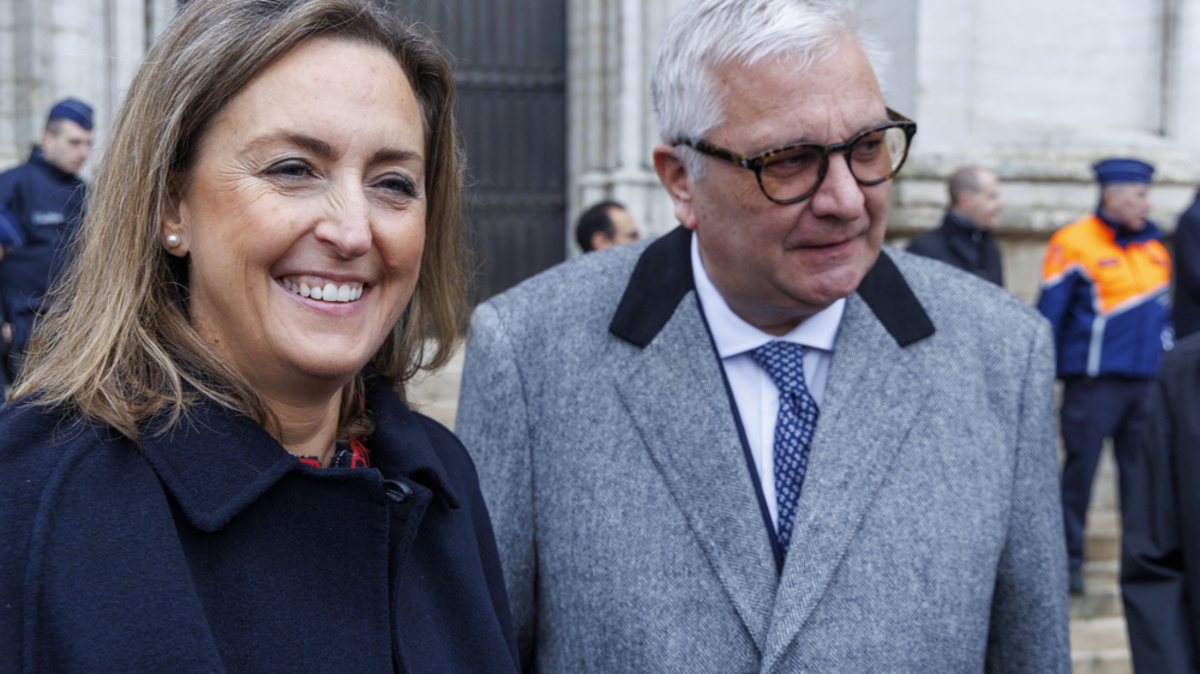 Een brede glimlach en een veelzeggend mantelpakje: eerste publieke optreden prinses Claire en prins Laurent sinds erkenning Clément