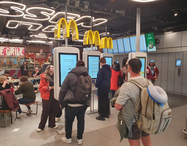 Salland Deze Week: McDonald’s Raalte langs de meetlat van de Donuteconomie en het Walmart-effect