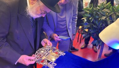 Joods zilverwerk na jarenlange vermissing teruggegeven aan Leeuwarder synagoge