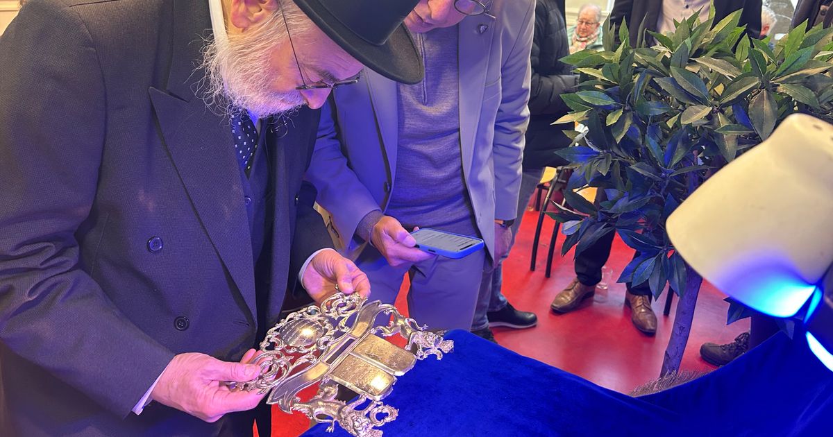 Joods zilverwerk na jarenlange vermissing teruggegeven aan Leeuwarder synagoge