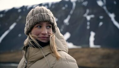 Dionne Stax ploetert door de sneeuw voor opnames Het Hoge Noorden