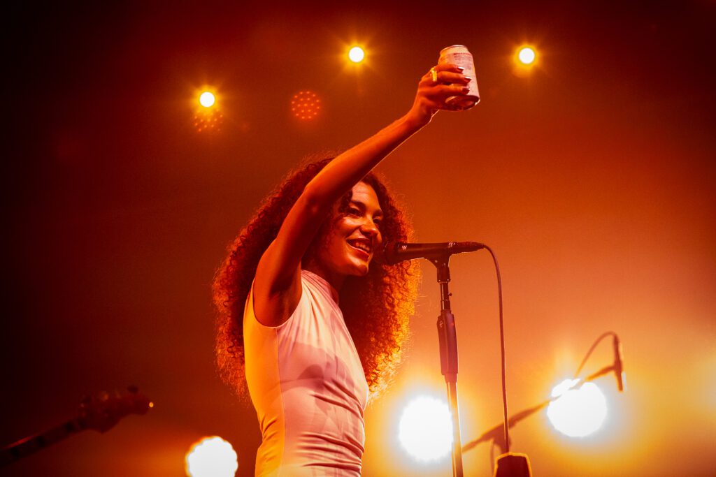 Olivia Dean bevestigt eerste Europese festivalshow