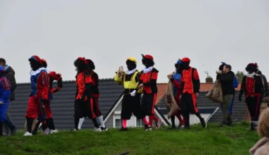 Toch sinterklaasintocht in Zeeuwse Yerseke, mét zwarte pieten