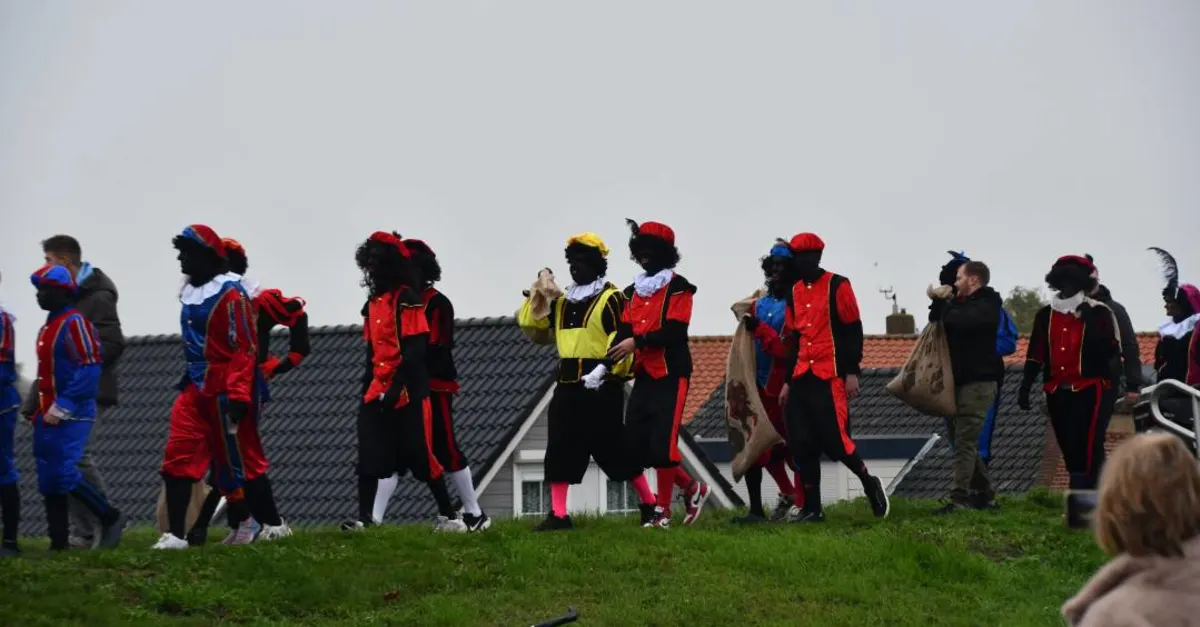 Toch sinterklaasintocht in Zeeuwse Yerseke, mét zwarte pieten