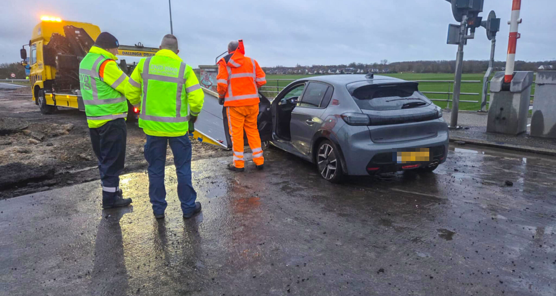 Automobilist rijdt door afzetting N33 bij Appingedam en strandt op Eelwerderbrug - Eemskrant.nl
