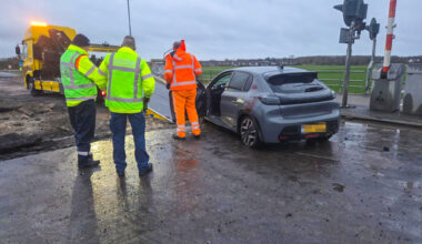 Automobilist rijdt door afzetting N33 bij Appingedam en strandt op Eelwerderbrug - Eemskrant.nl