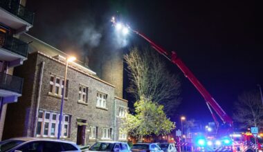 Veel rook bij brand in pastorie naast leegstaande kerk in Schiedam - Rijnmond