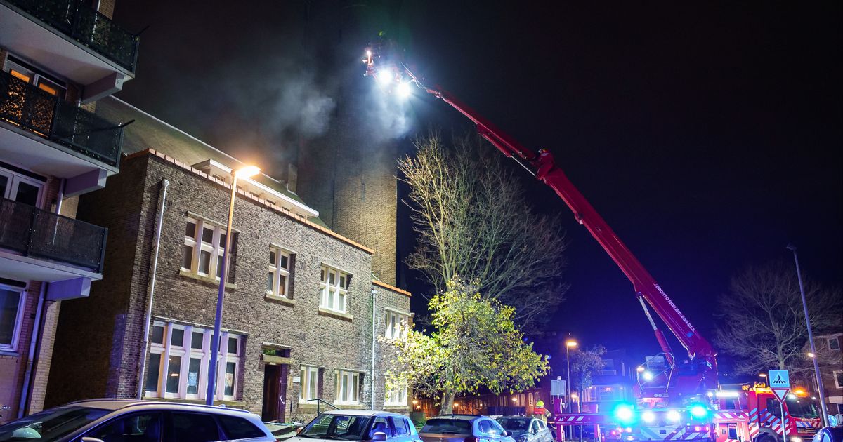 Veel rook bij brand in pastorie naast leegstaande kerk in Schiedam - Rijnmond