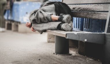 Rotterdam gaat overlast door verslaafde dakloze mensen aanpakken, 'bedelopbrengsten afpakken'