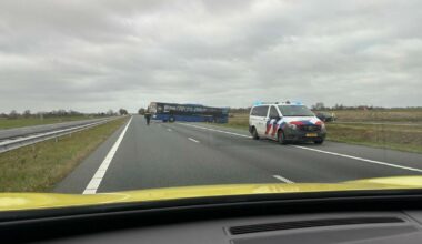 Lijnbus vast in berm op A31; weg richting Harlingen blijft dicht - Omrop Fryslân