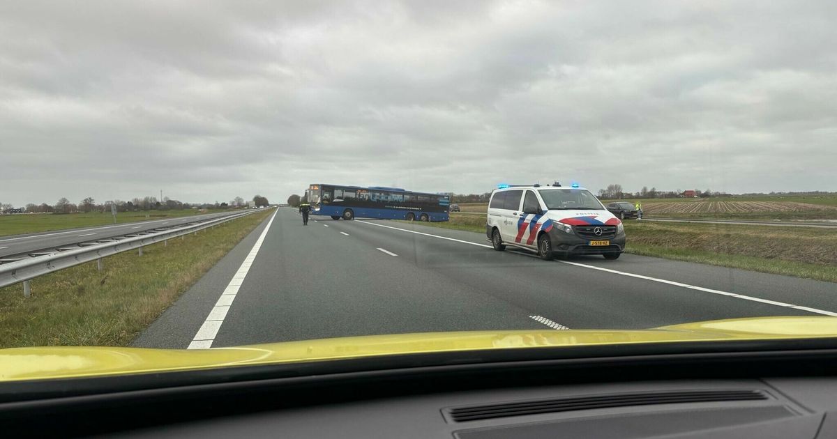 Lijnbus vast in berm op A31; weg richting Harlingen blijft dicht - Omrop Fryslân