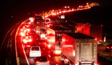 Haringvlietbrug dicht door ongeluk met zes auto's, auto's dwars en gekanteld op de weg - Rijnmond