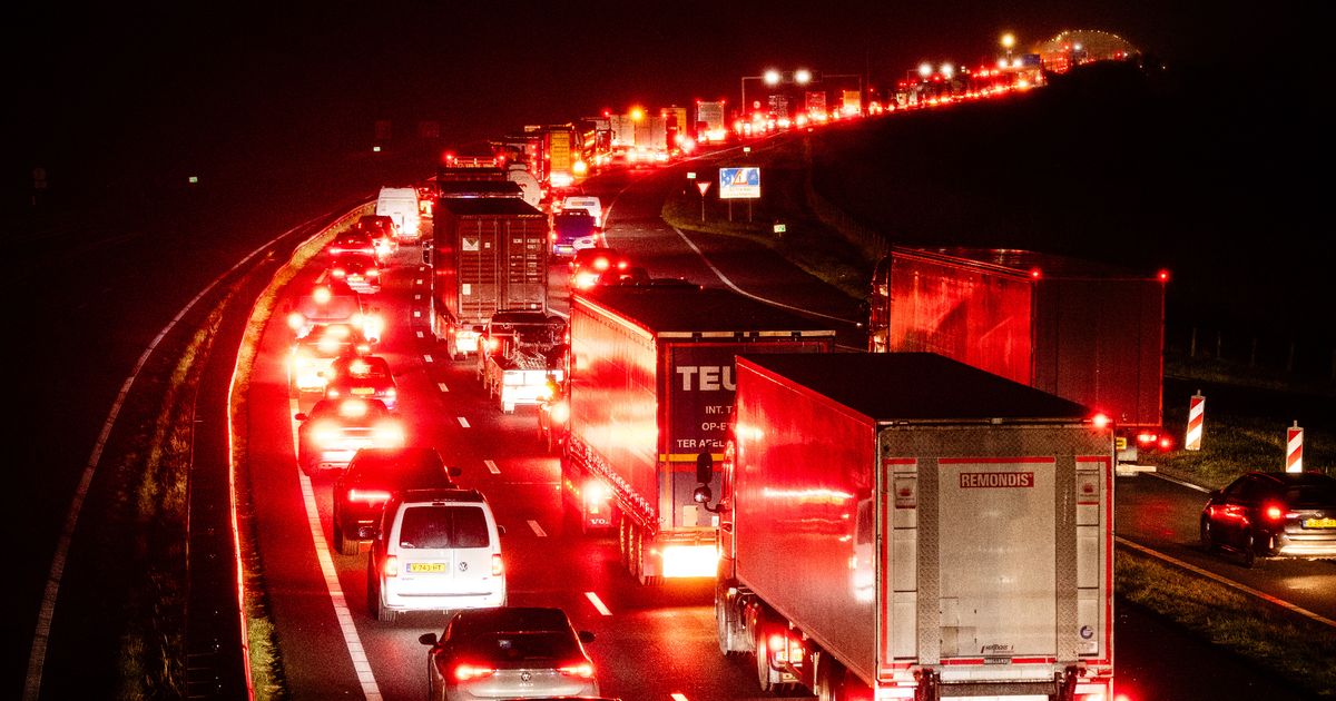 Haringvlietbrug dicht door ongeluk met zes auto's, auto's dwars en gekanteld op de weg - Rijnmond