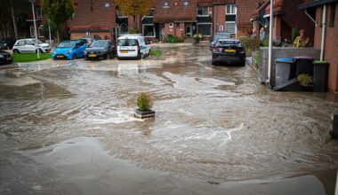 Waterballet op straat na gesprongen leiding - Rijnmond