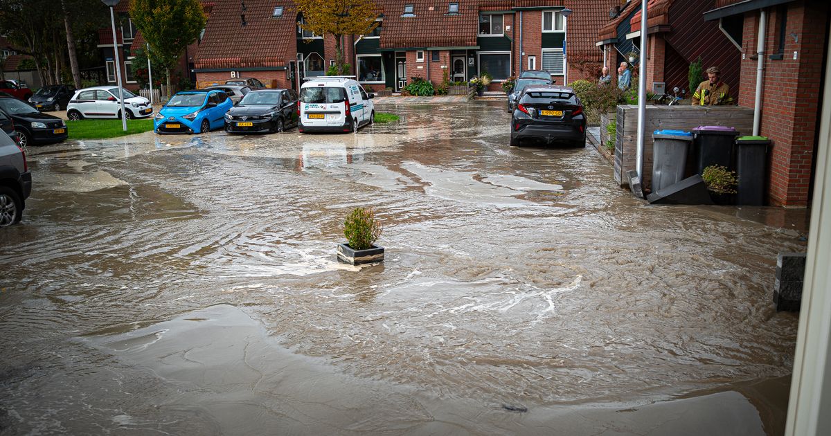 Waterballet op straat na gesprongen leiding - Rijnmond