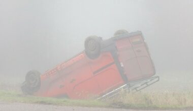 Meer dan 25 auto's en gebouw beschadigd door brand bij autorecyclebedrijf in Leeuwarden - Omrop Fryslân