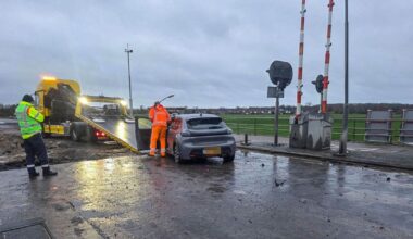 112-nieuws: Automobilist rijdt door afzetting in Appingedam • Auto in de sloot bij Veendam