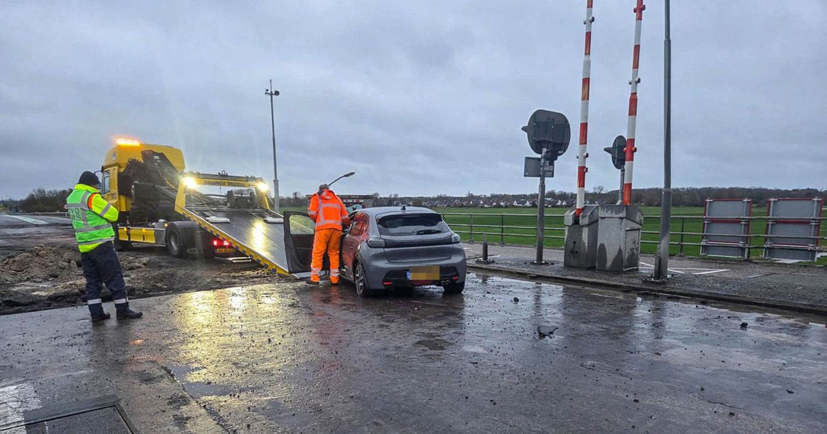 112-nieuws: Automobilist rijdt door afzetting in Appingedam • Auto in de sloot bij Veendam