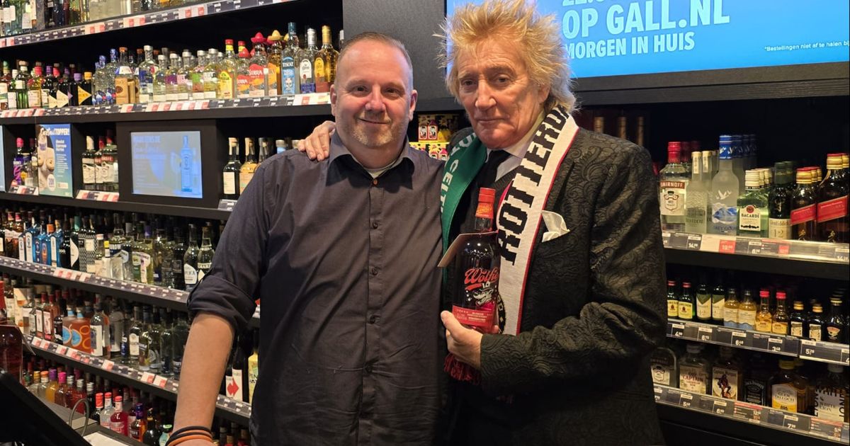 Rock-'n-roll legende Rod Stewart plots in een Rotterdamse slijterij: 'Dit was wel next level' - Rijnmond