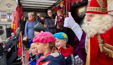 Blije gezichten, fanfare en een natte mijter: Sinterklaas bezoekt tientallen plaatsen in regio