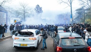 Chaos bij grote uitvaart: knallen gehoord en enorme menigte op straat