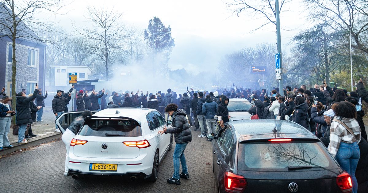 Chaos bij grote uitvaart: knallen gehoord en enorme menigte op straat