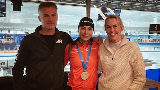 Trotse vader beleeft wereldrecord Femke Kok vanaf de bank: 'Echt ongelooflijk'