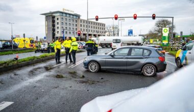 Drie gewonden en ravage bij ongeluk met auto's en busje - Rijnmond
