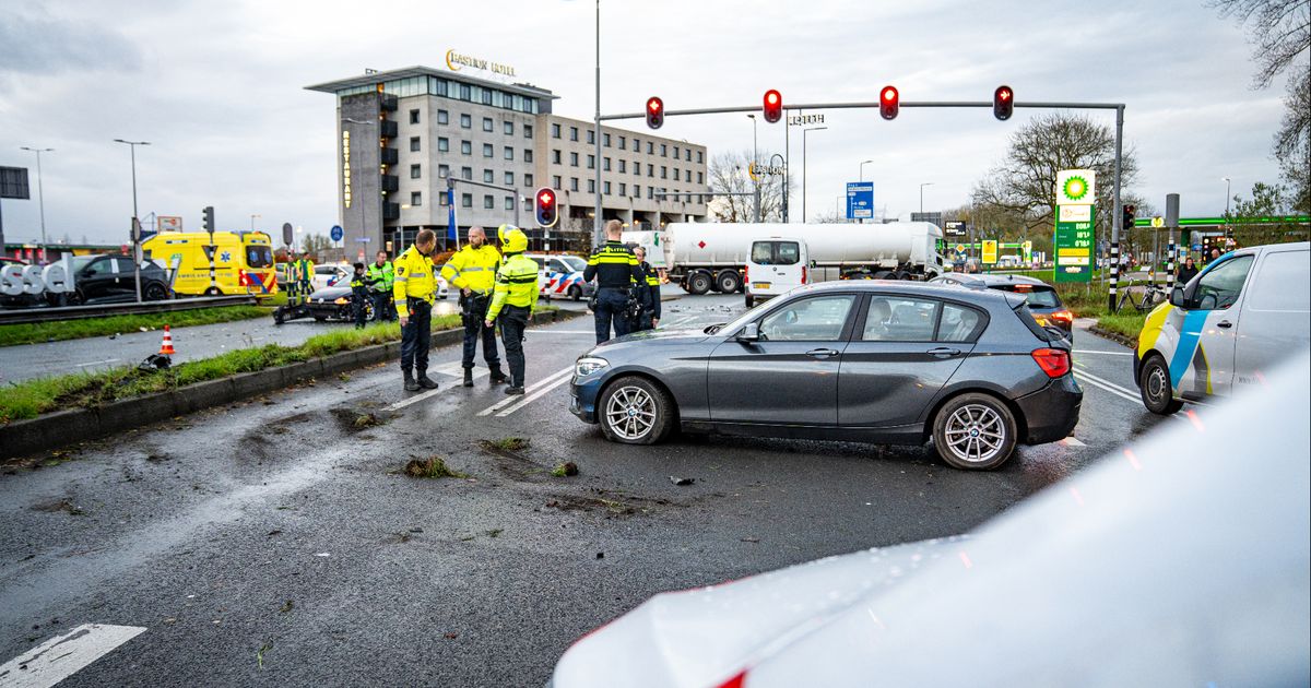 Drie gewonden en ravage bij ongeluk met auto's en busje - Rijnmond