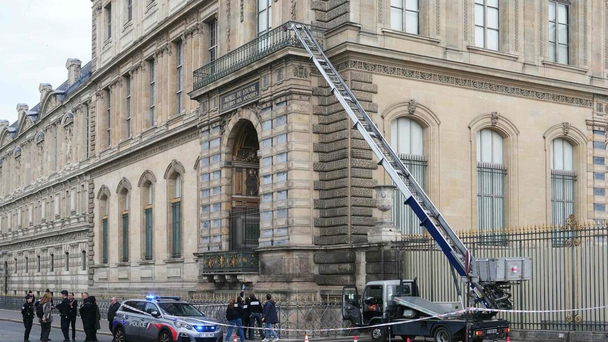 Dat de beveiliging van het Louvre te wensen overliet, dat was al gebleken in de nasleep van de roof van Franse kroonjuwelen enkele weken geleden.