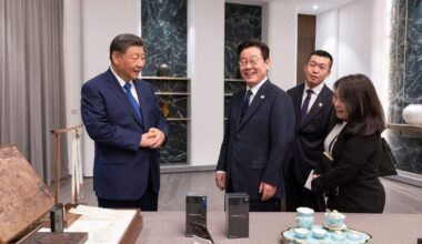 Xi schonk Lee twee Xiaomi-smartphones met Koreaans geproduceerde schermen. 