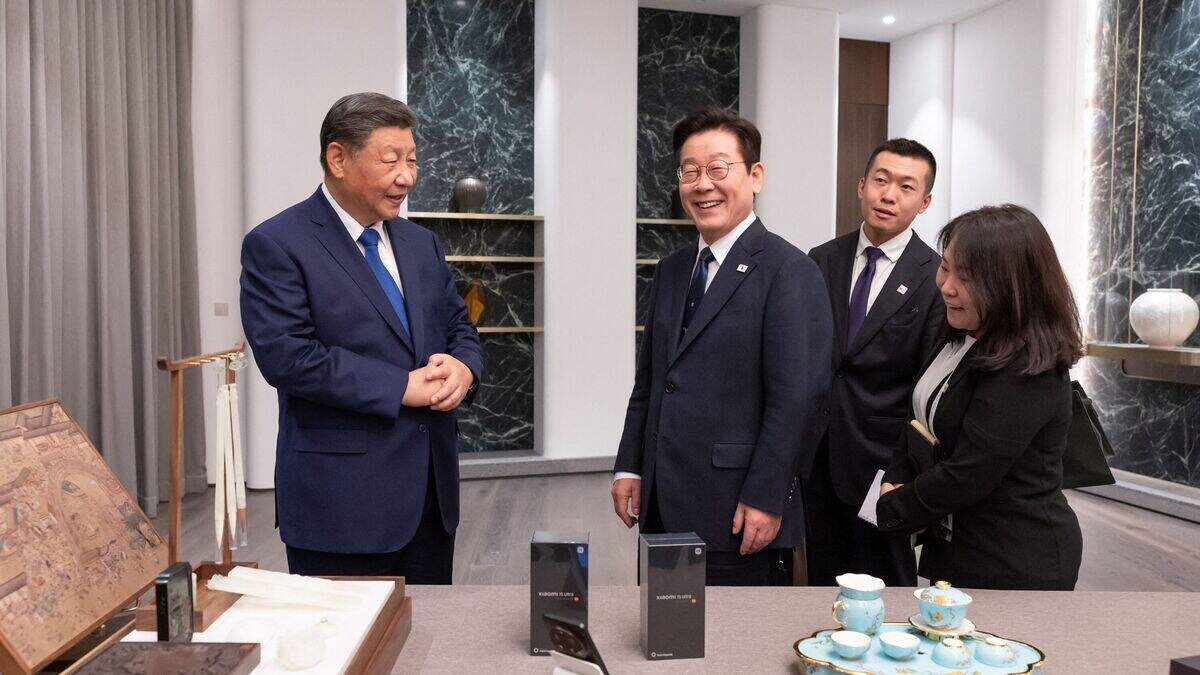 Xi schonk Lee twee Xiaomi-smartphones met Koreaans geproduceerde schermen. 