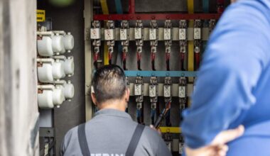 Medewerker van Stedin verricht werkzaamheden aan een Transformatorhuisje. (Beeld ter illustratie)