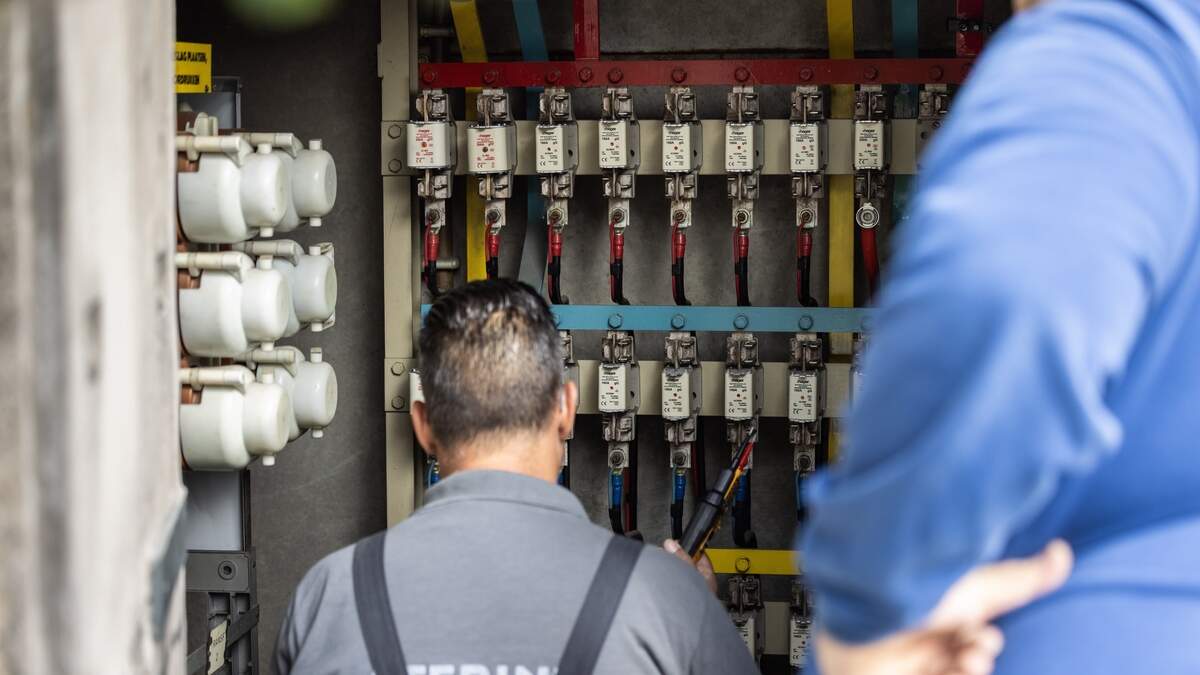 Medewerker van Stedin verricht werkzaamheden aan een Transformatorhuisje. (Beeld ter illustratie)