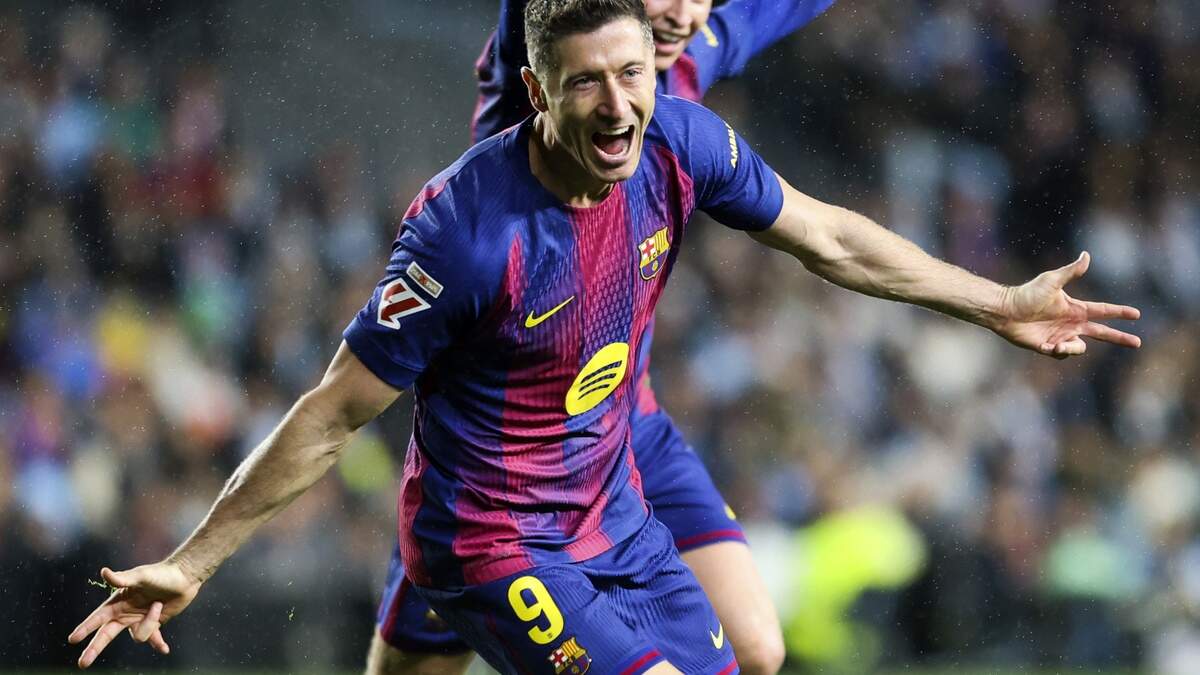 Robert Lewandowski juicht weer eens na een doelpunt voor FC Barcelona.