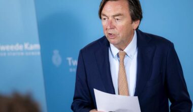 Hans Wijers stapte op als informateur na openbaarmaking van appjes waarin hij Yeşilgöz ’die feeks van de VVD’ noemde.