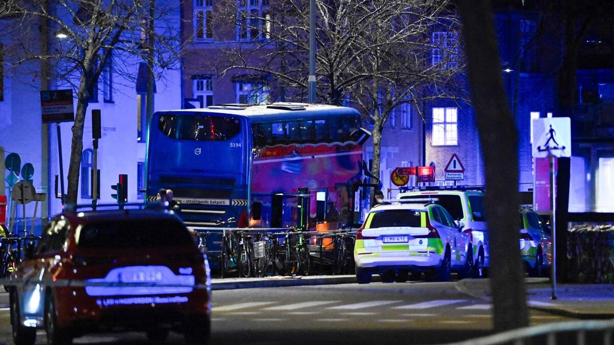 Vrees voor meerdere doden nadat bus bushokje binnenrijdt in Stockholm