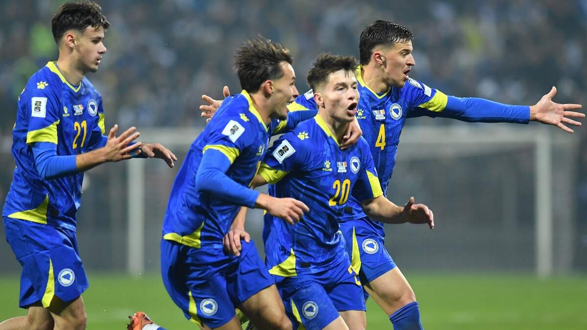 Esmir Bajraktarevic (m) na zijn wereldgoal.