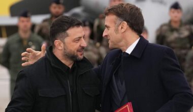 De Franse president Emmanuel Macron (r.) omhelst zijn Oekraïense ambtgenoot Volodimir Zelenski (l.) na de ondertekening van een intentieverklaring voor de toekomstige aankoop van ongeveer 100 Rafale-gevechtsvliegtuigen en geavanceerde luchtverdedigingssystemen door Kiev.