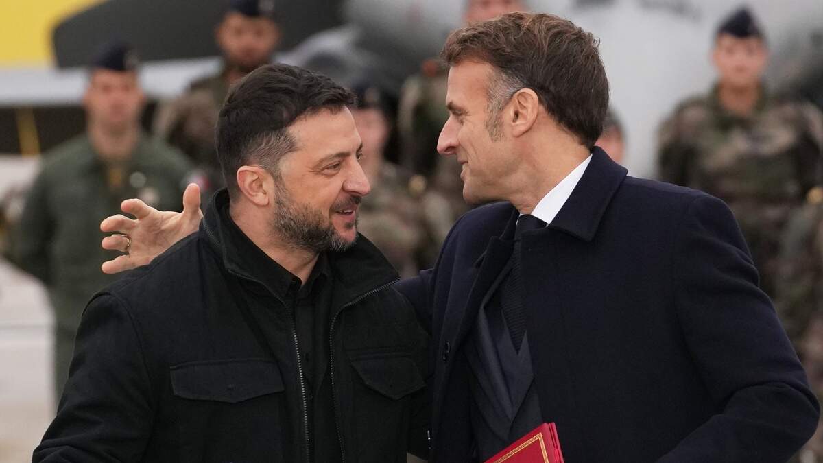 De Franse president Emmanuel Macron (r.) omhelst zijn Oekraïense ambtgenoot Volodimir Zelenski (l.) na de ondertekening van een intentieverklaring voor de toekomstige aankoop van ongeveer 100 Rafale-gevechtsvliegtuigen en geavanceerde luchtverdedigingssystemen door Kiev.