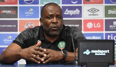 Stanley Menzo op de persconferentie een dag voor de cruciale wedstrijd tegen Guatemala.