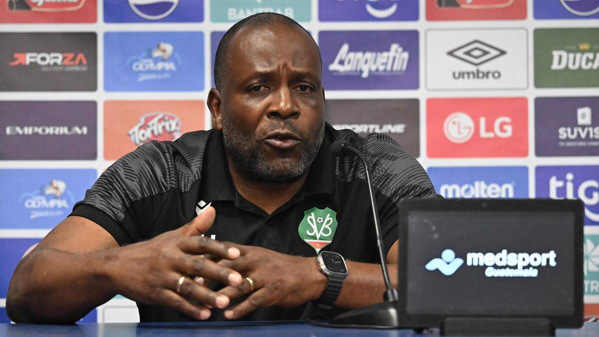 Stanley Menzo op de persconferentie een dag voor de cruciale wedstrijd tegen Guatemala.