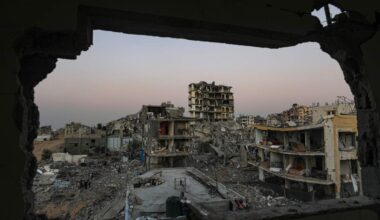 Bij nieuwe Israëlische luchtaanvallen op de Gazastrook zijn volgens Palestijnse medische hulpverleners zeker zes doden gevallen in de stad Gaza en vijf in of rond Khan Younis in het zuiden.