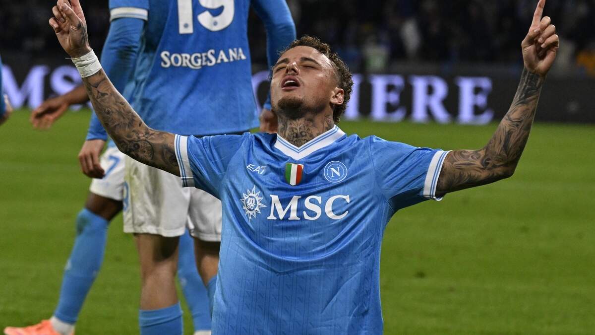 Noa Lang is in de zevende hemel na zijn doelpunt.