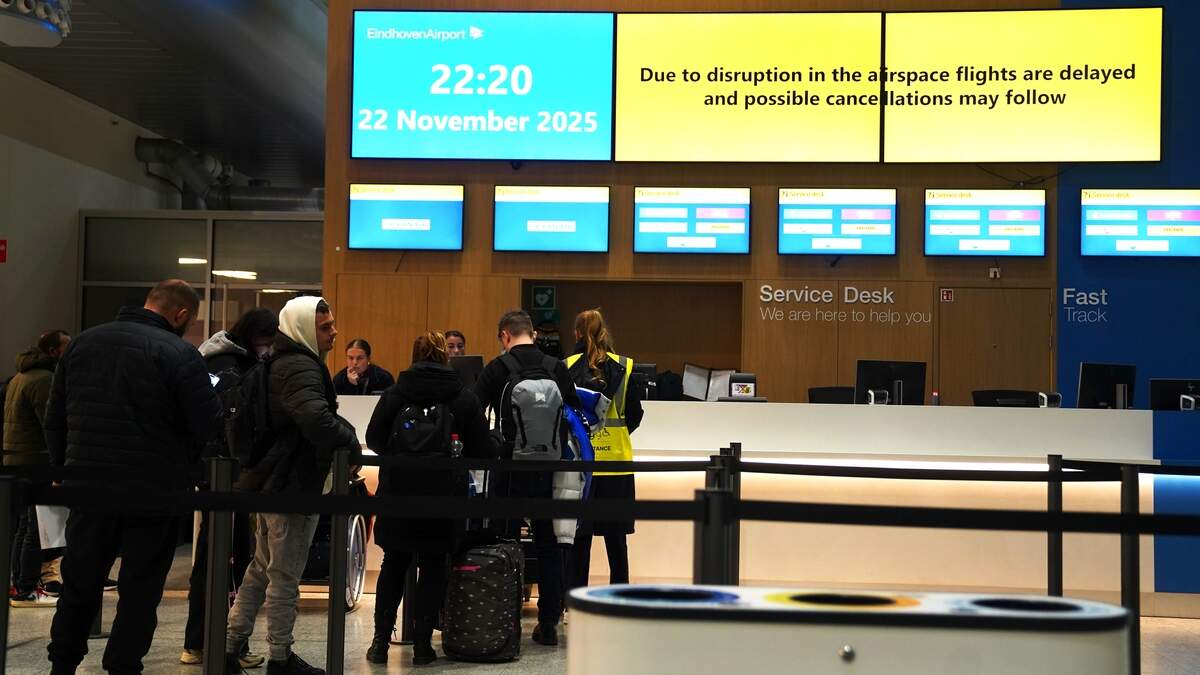 Het vliegverkeer van en naar Eindhoven werd stilgelegd, nadat bij het vliegveld meerdere drones waren gesignaleerd.