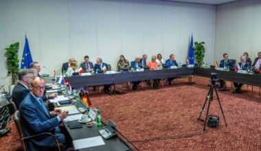 EU-leiders hebben in Angola een spoedtop gehouden over Oekraine, een deel van de staatshoofden en regeringsleiders waren digitaal aanwezig.