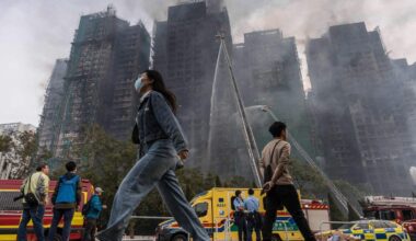De dag nadat er brand uitbrak in woontorens in Hongkong zijn er nog steeds rookwolken te zien.