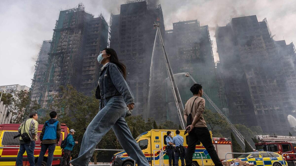 De dag nadat er brand uitbrak in woontorens in Hongkong zijn er nog steeds rookwolken te zien.