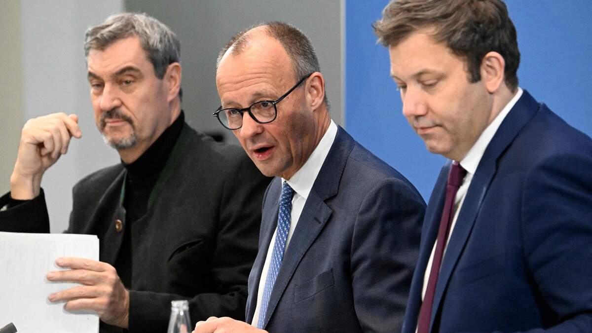 De Duitse Bondskanselier Friedrich Merz (midden) heeft afgelopen nacht een regeringscrisis bezworen door toezeggingen te doen over het nieuwe Duitse pensioenstelsel.